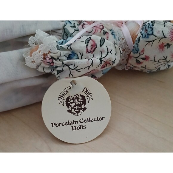 Porcelain Wolf "House of Global Art" 1983 Ornament Decor Wolf in Bonnet Dress - Picture 7 of 10